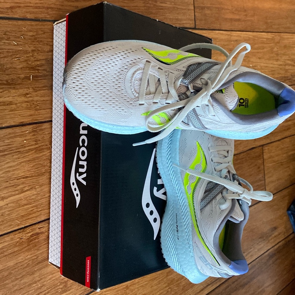Saucony triumph 20 size 6, woman’s running shoe